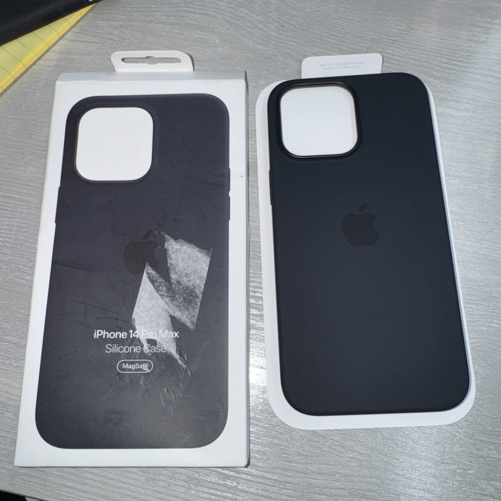 Apple iPhone 14 Pro Max  - Silicone Case with MagSafe - Midnight